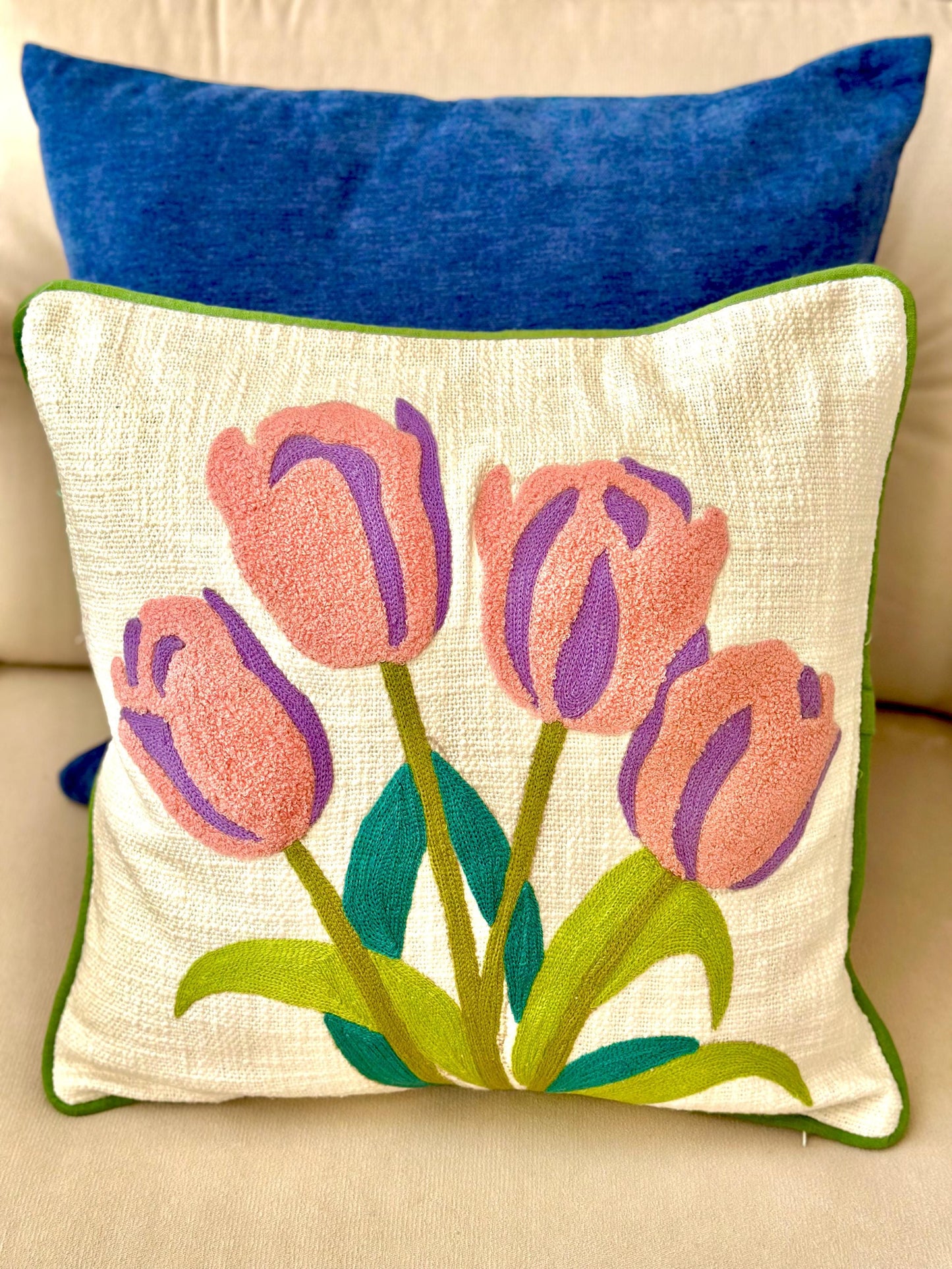 Punch Needle Tulip Pillow, Tufted Floral Cushion, Handmade Textured Cover, Spring Decor, Boho Accent Pillow, Spring Flowers Cushion Cover